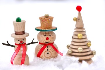 Décor hivernal et bonhommes de neige en bois