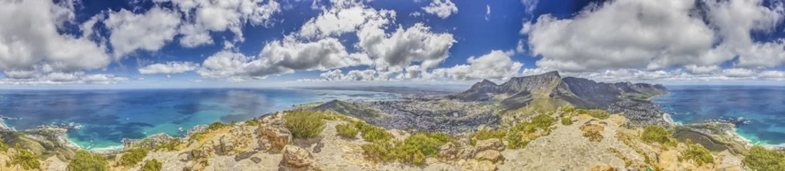 Photo sur Plexiglas Montagne de la Table Panoramic picture of Cape Town taken from Lions Head mountain