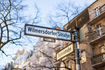 Straßenschild Wilmersdorfer Straße und Sybelstraße in Berlin Charlottenburg