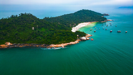 Naklejka premium Ilha do Campeche Praia SC Paisagem Água Paraíso Sul Turismo Atlântico Florianópolis Floripa Santa Catarina Verão Diversão Natureza Ao Ar Livre Oceano Mar Barcos Mergulho Viagem Pescaria Drone