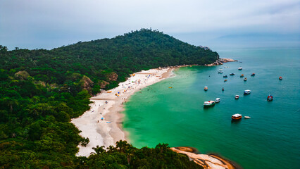 Fototapeta premium Paraíso Tropical Ilha do Campeche Praia SC Paisagem Caribe Água Sul Turismo Atlântico Florianópolis Floripa Santa Catarina Verão Diversão Natureza Ar Livre Oceano Mar Barcos Mergulho Viagem Drone
