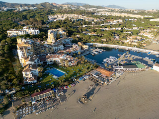 vista aérea del puerto de cabopino en el municipio de Marbella, Andalucía	