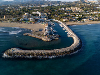vista aérea del puerto de cabopino en el municipio de Marbella, Andalucía	