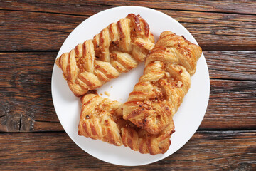 Buns with mango and passion fruit