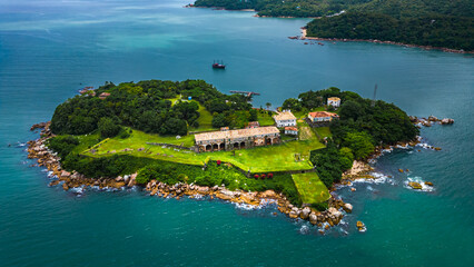 Ilha Tropical Fortaleza de Anhatomirim Portuguesa Antigo Verão Paraíso Sul Atlântico Florianópolis Ondas Passeio Escuna Sol Água Floripa Santa Catarina Natureza Ar Livre Oceano Mar Turismo Viagem © Pedro