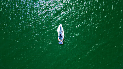 Barco Verão Escunas Pirata Baía dos Golfinhos Floripa Turismo Praia Ilha Magia Santa Catarina Sol Mar Oceano Passeios Areia Diversão Escuna Belezas Natureza Ecoturismo Água Salgada Drone Paisagem SC © Pedro