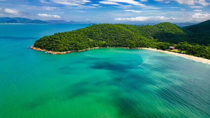 Barco Verão Escunas Pirata Baía dos Golfinhos Floripa Turismo Praia Ilha Magia Santa Catarina Sol Mar Oceano Passeios Areia Diversão Escuna Belezas Natureza Ecoturismo Água Salgada Drone Paisagem SC © Pedro