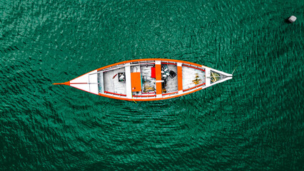 Barco Verão Escunas Pirata Baía dos Golfinhos Floripa Turismo Praia Ilha Magia Santa Catarina Sol Mar Oceano Passeios Areia Diversão Escuna Belezas Natureza Ecoturismo Água Salgada Drone Paisagem SC © Pedro