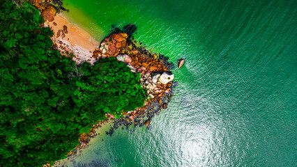 Barco Verão Escunas Pirata Baía dos Golfinhos Floripa Turismo Praia Ilha Magia Santa Catarina Sol Mar Oceano Passeios Areia Diversão Escuna Belezas Natureza Ecoturismo Água Salgada Drone Paisagem SC © Pedro