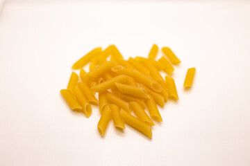 Macarrones con fondo blanco