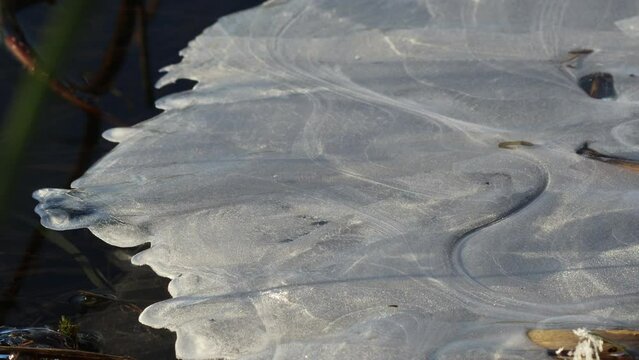 Eisskulpturen an der Eder bei Grifte in Nordhessen