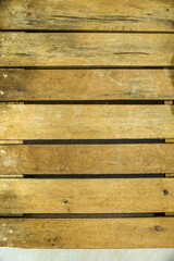 tablas de madera de color cafe y amarillo, ordenadas una corrida de otra 