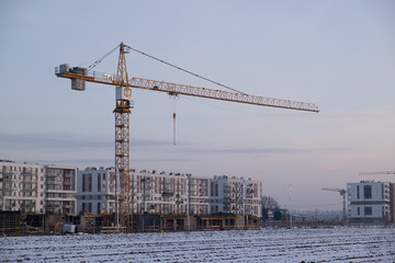 Dźwig żuraw budowlany na tle nieba  © Daniel Ciesielski