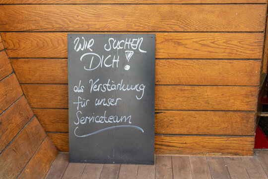 Aushang vor eine Gastst&auml;tte, die Personal im Servicebereich sucht.