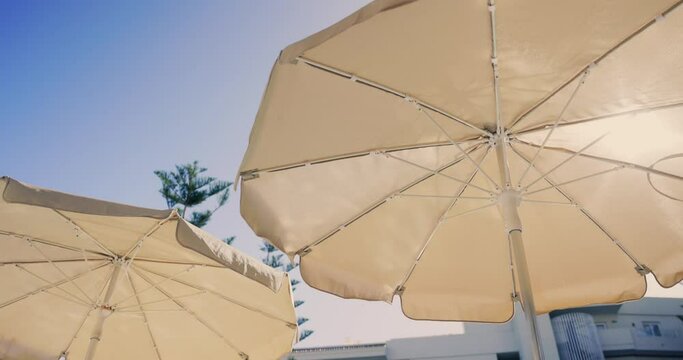 Sombrilla con reflejos de la piscina