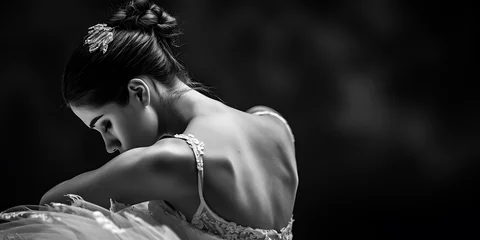 Foto op Plexiglas Fotografia íntima em preto e branco capturando a emoção de uma bailarina durante a performance, demonstrando elegância e movimento. © Alexandre