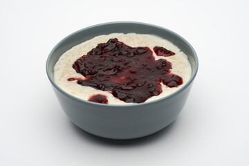 Pudding of rice and milk with plum chutney