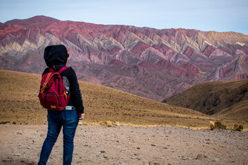 Mujer turista explorando el cerro de los 14 colores en la Provincia de Jujuy	