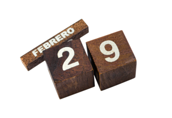 Año Bisiesto, 29 de Febrero, día adicional en el calendario. Cubos y bloque de madera con fondo transparente y vista superior o ángulo alto.