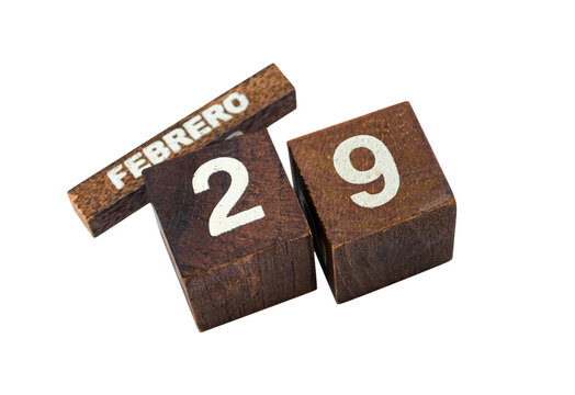 A&ntilde;o Bisiesto, 29 de Febrero, d&iacute;a adicional en el calendario. Cubos y bloque de madera con fondo transparente y vista superior o &aacute;ngulo alto. 