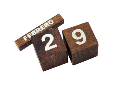 Año Bisiesto, 29 de Febrero, día adicional en el calendario. Cubos y bloque de madera con fondo transparente y vista superior o ángulo alto. 