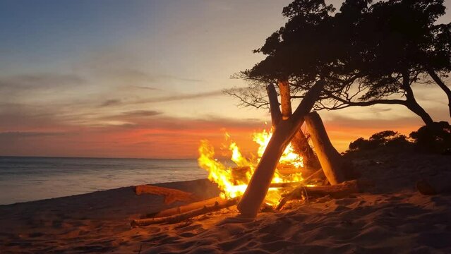 Hermosa fogata con la puesta de sol de fondo en un d&iacute;a de verano en playa caracol en panama.