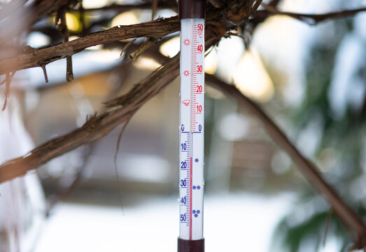 Termometr pokazuje niską temperaturę zimową porą. pogoda
