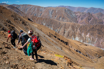 Grupo de senderistas caminando por caminos peligrosos, al borde del precipicio