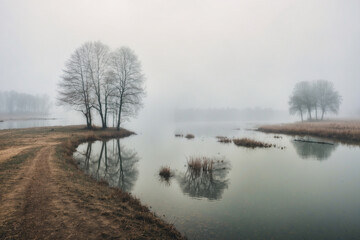 Obraz na płótnie Canvas The rural lake feels cold when it is foggy