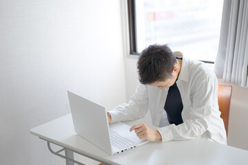 うなだれる私服男性