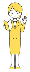 黄色｜初心者マークを持つスーツの女性｜OKサイン