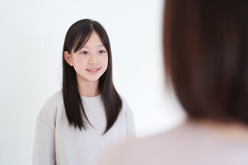 お母さんと会話をする小学生の女の子