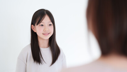 お母さんと会話をする小学生の女の子