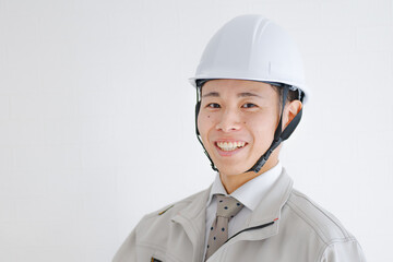 笑顔の作業着男性