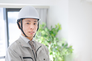 きりっとした作業着の男性