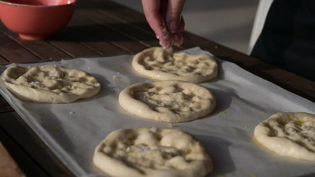 pizzette salate pronte per essere cotte nel forno