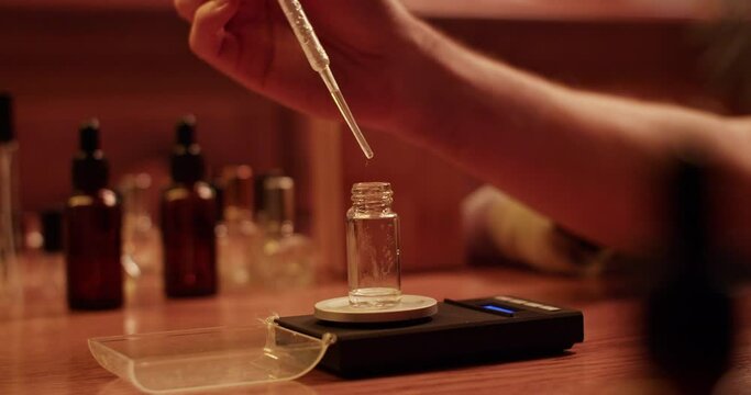 Crop perfumer measuring bottle with oil