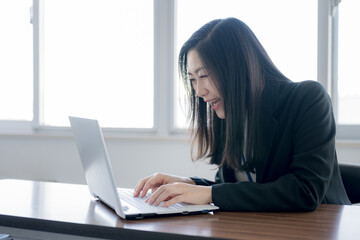 パソコンに集中する女性