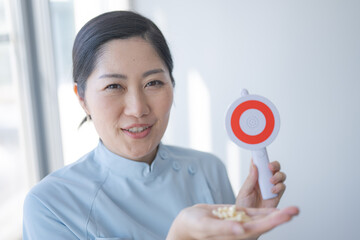 薬と丸を持つメディカル制服女性