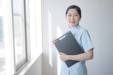 笑顔とメディカル制服の女性