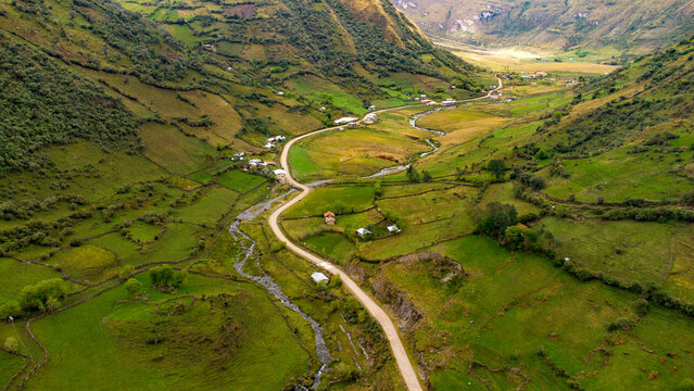 CARRETERA EN EL VALLE ATUEN, PUEBLO DE ATUEN