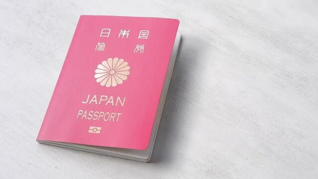 日本のパスポート（一般旅券10年用赤色）に風が吹く動画素材
