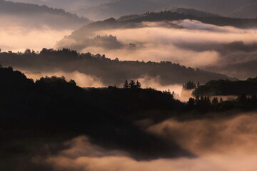 朝霧漂う水墨画のような風景
