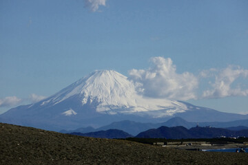 富士山、日本国の有名なランドマーク、藤沢市海岸からの眺望
