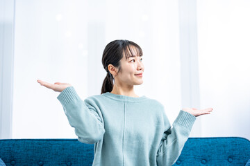迷う私服の女性