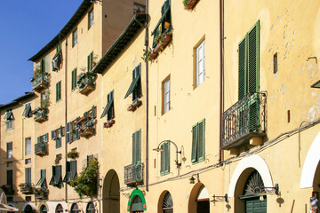 Fototapeta na wymiar facade of the houses at the historic market square Piazza del Anfiteatro in Lucca, Tuscany