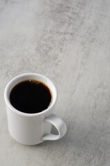 淹れたてのコーヒーが入ったマグカップ
