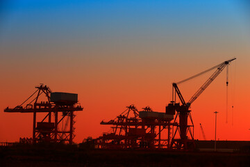 Obraz premium Port crane unloading container ships