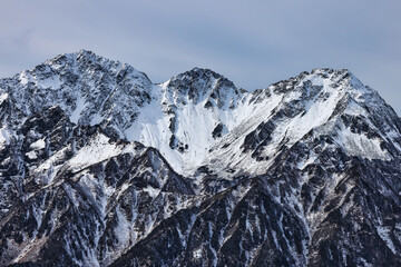 冠雪の北アルプスの穂高連峰