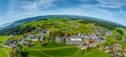 Panoramablick über die Ortschaft Sulzberg in Vorarlberg von oben